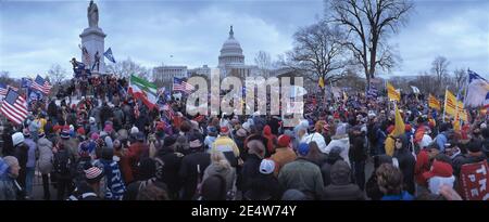 Le 6.2021 janvier, la foule conservatrice de partisans de Trump descendant dans le Capitole après la marche de Save America. Capitol Hill, Washington DC États-Unis Banque D'Images