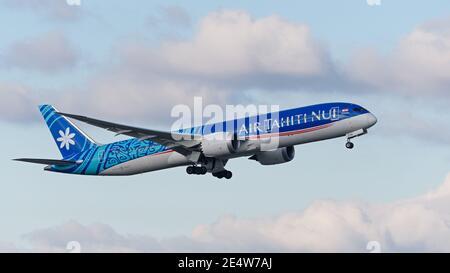 Un avion de ligne Air Tahiti Nui Boeing 787-9 Dreamliner (F-OTOA) aéroporté après le départ. Banque D'Images