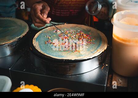Des crêpes croustillantes sont fabriquées sur le marché. Banque D'Images