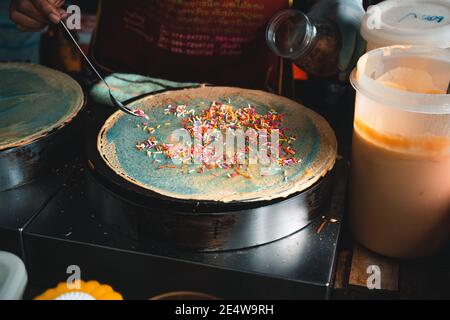 Des crêpes croustillantes sont fabriquées sur le marché. Banque D'Images