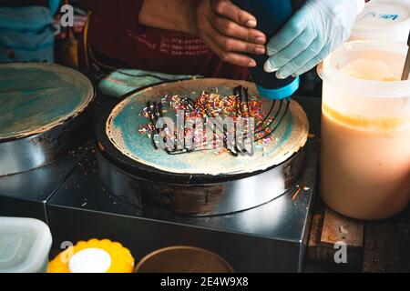 Des crêpes croustillantes sont fabriquées sur le marché. Banque D'Images