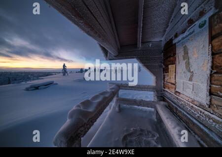 Vue sur le port depuis Pahakuru, refuge sauvage ouvert dans le parc national de Pallas-Yllästunturi, Enontekiö, Laponie, Finlande Banque D'Images