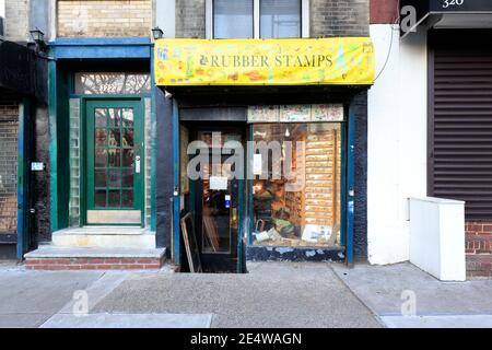 Casey Rubber Timbres, 322 E 11th St, New York, NY. Façade extérieure d'un magasin de timbres en caoutchouc dans le quartier East Village de Manhattan. Banque D'Images