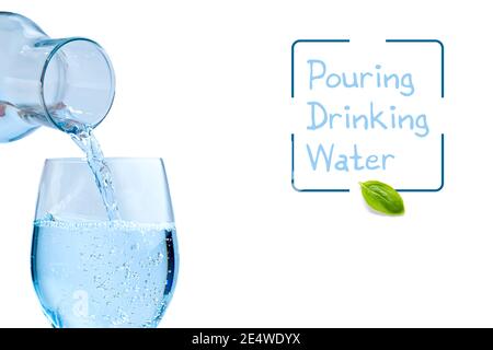Verser de l'eau. Verser de l'eau potable d'une carafe à verre. Banque D'Images