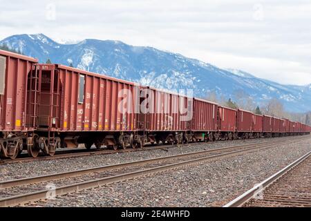 Une ligne de wagons-trémies sur les voies ferrées du chantier ferroviaire de BNSF, dans la ville de Troy, Montana Banque D'Images