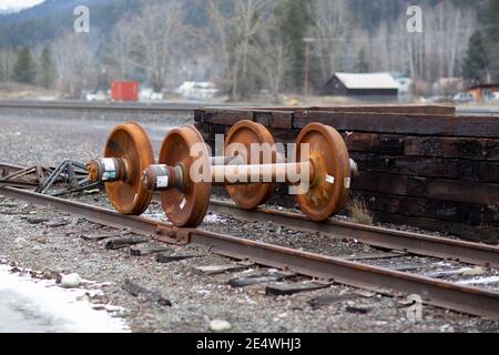 Roues et essieu de rechange pour camion de chemin de fer sur les voies ferrées, au chantier de chemin de fer BNSF, Troy, Montana. Burlington Northern et Santa Fe Railway était pour Banque D'Images