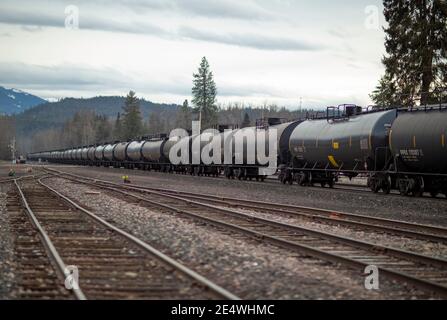 Une ligne de wagons-citernes de chemin de fer DOT-111, sur les voies de la gare de BNSF, dans la ville de Troy, Montana Burlington Northern et Santa Fe Railway W Banque D'Images