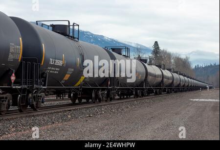 Une ligne de wagons-citernes de chemin de fer DOT-111, sur les voies de la gare de BNSF, dans la ville de Troy, Montana Burlington Northern et Santa Fe Railway W Banque D'Images