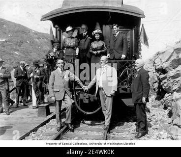 Membres de la Chambre de commerce de Seattle posant sur le caboose De train le long du mile 17 du White Pass Et Yukon route à Banque D'Images