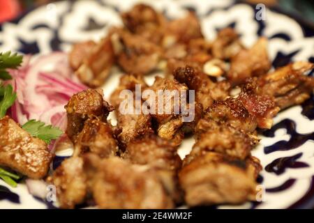 Côtelettes d'agneau sur l'assiette du restaurant ouzbek Banque D'Images