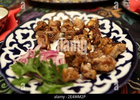 Côtelettes d'agneau grillées sur l'assiette du restaurant ouzbek Banque D'Images