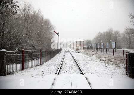 Peterborough, Royaume-Uni. 24 janvier 2021. La neige tombe sur les voies ferrées d'Orton Mere, à Peterborough, Cambridgeshire. Crédit : Paul Marriott/Alay Live News Banque D'Images