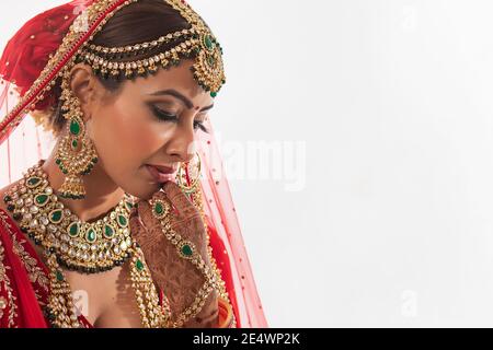 Mariée indienne portant des bijoux traditionnels Banque D'Images