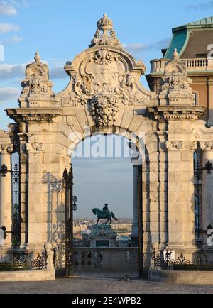 La porte arquée ornée encadre la statue équestre du prince Eugène de Savoie dans la cour du château de Buda, Budapest Banque D'Images