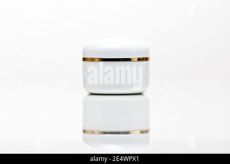 gros plan d'un pot blanc crème sans marque sur fond blanc. maquette cosmétique. concept de maquette d'identité de marque. Banque D'Images