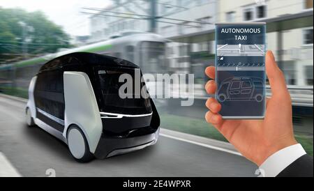 Contrôle du taxi auto-pilotant par l'application mobile. Main avec téléphone sur fond de navette autonome. Banque D'Images