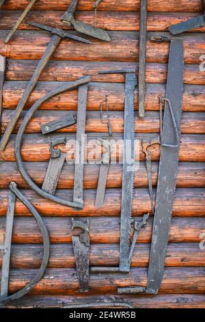 ancien mur de grange en bois et étanographique avec outils. mur en bois. outils de travail Banque D'Images