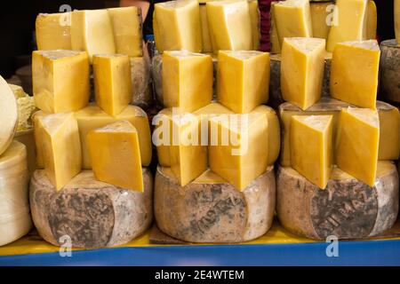 Des coupes ou kashkaval kasseri en vente sur l'étagère Banque D'Images