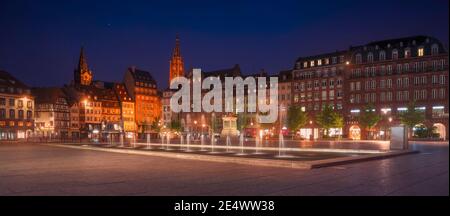 Strasbourg, ebening au centre de la place Kleber. Fontaine au milieu et Cathédrale en arrière-plan. Alsace, France Banque D'Images