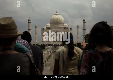 Les touristes appréciant une vue sur le Taj Mahal depuis le point de vue après la porte. Agra, Uttar Pradesh, Inde. Banque D'Images