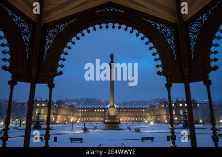 25 janvier 2021, Bade-Wurtemberg, Stuttgart: La neige se trouve sur la place du château photo: Marijan Murat/dpa Banque D'Images