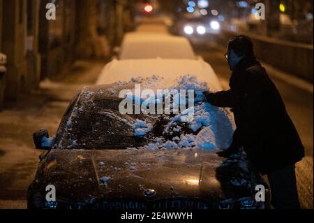 25 janvier 2021, Bade-Wurtemberg, Stuttgart : un homme déneiit sa voiture. Photo: Marijan Murat/dpa Banque D'Images