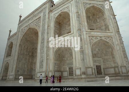 Touristes au Taj Mahal à Agra, Uttar Pradesh, Inde. Banque D'Images