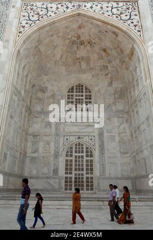 Touristes au Taj Mahal à Agra, Uttar Pradesh, Inde. Banque D'Images