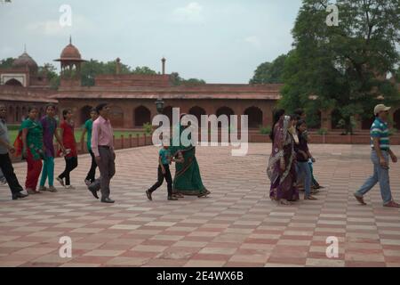 Les visiteurs se promenant dans le complexe du site du patrimoine culturel Taj Mahal à Agra, Uttar Pradesh, Inde. Banque D'Images