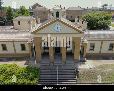 Old East Maitland court House avec colonnes extérieures, horloge et tour de cloche en face de l'objectif d'Old East Maitland Banque D'Images