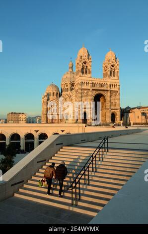 Un couple monte les marches de la cathédrale de Marseille Saint Mary Major construite dans un style byzantin-romain de style révival (1852-1896) Marseille France Banque D'Images