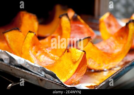 sections de courge kabocha rôties Banque D'Images