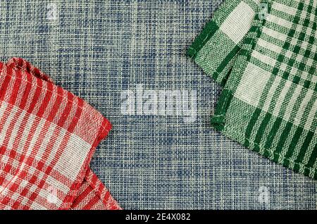 Serviette en tissu denim rouge et vert à carreaux bleus. Pose à plat. Personne. Banque D'Images