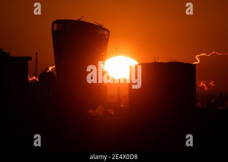 Le soleil se lève derrière le 20 Fenchurch Street à Londres de Primrose Hill, Londres. Date de la photo: Lundi 25 janvier 2021. Banque D'Images