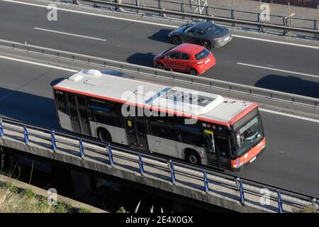 Bus sur une autoroute. Barcelone, Catalogne, Espagne. Banque D'Images