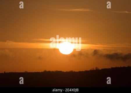 Météo au Royaume-Uni, Bradford, West Yorkshire, 25 janvier 2021. Le Soleil apparaît à l'horizon pour un spectaculaire lever de soleil d'hiver. Credit Paul Thompson Alamy nouvelles en direct Banque D'Images