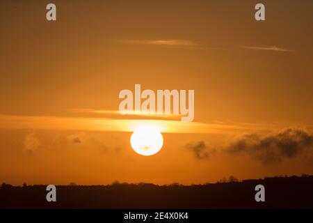 Météo au Royaume-Uni, Bradford, West Yorkshire, 25 janvier 2021. Le Soleil apparaît à l'horizon pour un spectaculaire lever de soleil d'hiver. Credit Paul Thompson Alamy nouvelles en direct Banque D'Images