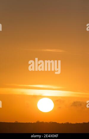 Météo au Royaume-Uni, Bradford, West Yorkshire, 25 janvier 2021. Le Soleil apparaît à l'horizon pour un spectaculaire lever de soleil d'hiver. Credit Paul Thompson Alamy nouvelles en direct Banque D'Images