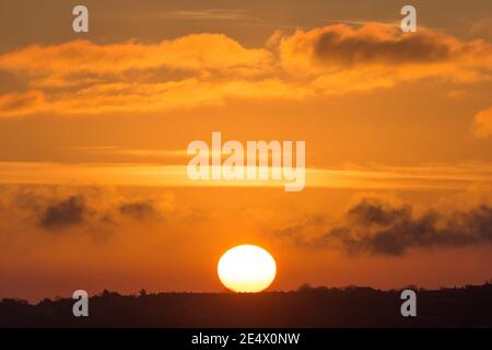 Météo au Royaume-Uni, Bradford, West Yorkshire, 25 janvier 2021. Le Soleil apparaît à l'horizon pour un spectaculaire lever de soleil d'hiver. Credit Paul Thompson Alamy nouvelles en direct Banque D'Images