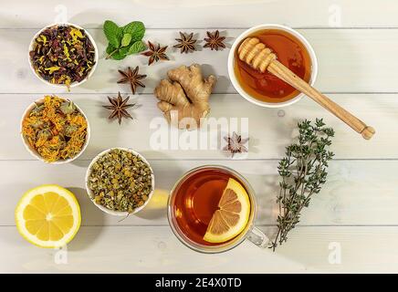 Tasse de fruits fraîchement infusés et de tisane à la menthe, au citron et au gingembre. Concept sain. Tendance des ombres dures Banque D'Images