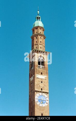 Italie, Vénétie, Vicenza, Tour de l'horloge sur la place Piazza dei Signori attachée à la basilique Palladiana Banque D'Images