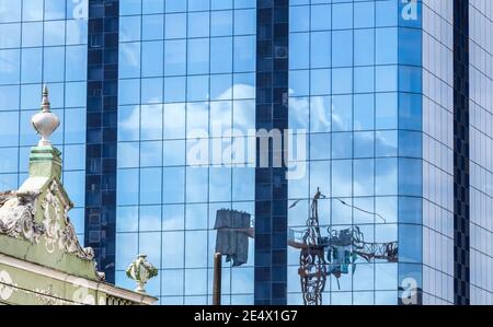 Belle vue sur un bâtiment moderne avec pont roulant réfléchissant Banque D'Images