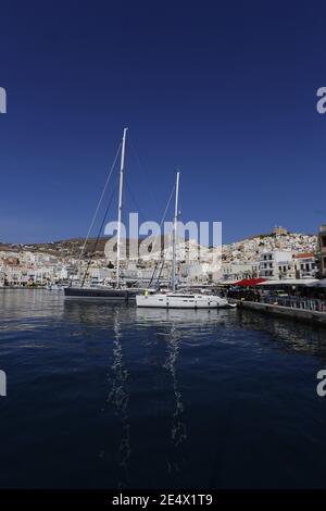 Yachts amarrés sur le quai de la ville à Syros, Cyclades, Grèce Banque D'Images