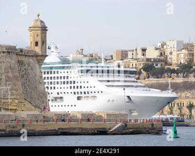 Tour de guet et bateau de croisière dans le Grand Port de la Valette, Malte Banque D'Images