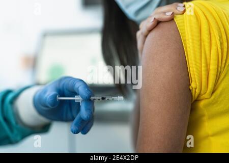 Travailleur médical qui fait l'injection de vaccin à la patiente pour prévenir Et arrêter l'épidémie de virus corona - médecine de soins de santé et de guérison contre covid19 Banque D'Images