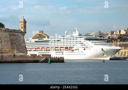 Bateau de croisière dans le Grand Port de la Valette, Malte Banque D'Images