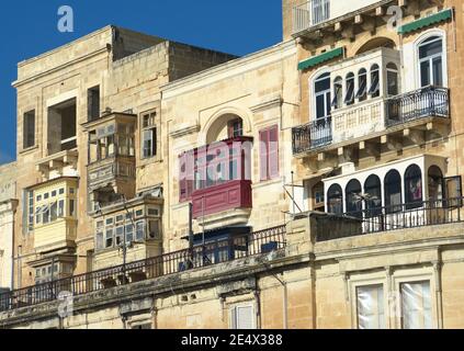 Ancien palais avec les balcons en bois traditionnels fermés (gallarija) dans une rue de la Valette, Malte Banque D'Images