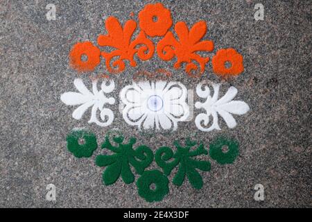 Motif de fleurs en trois couleurs, dessiné et coloré à l'occasion de la journée de la république indienne avec ashoka chakra. Motif drapeau indien Banque D'Images