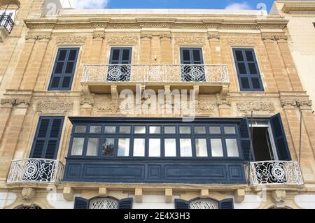 Luxueuse demeure de style baroque avec balcon traditionnel en bois à la Valette, Malte Banque D'Images