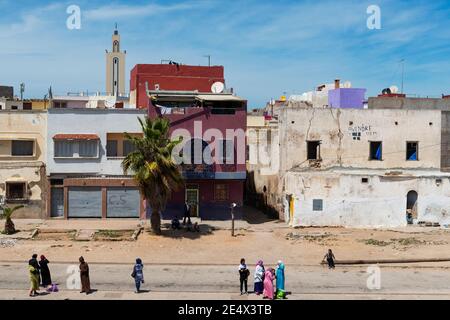 El Jadida, Maroc - 16 avril 2016 : scène de rue dans la ville d'El Jadida, avec des gens sur un trottoir et des bâtiments en arrière-plan. Banque D'Images